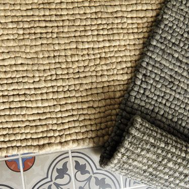 Materiale primordiale care aduc calitate si caldura in casa