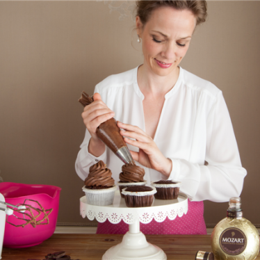 Un strop de lichior de ciocolata in desertul tau preferat si obtii reteta perfecta pentru o experienta gastronomica de vis