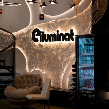 Un nou reper în designul de interior și exterior:  eiluminat.ro își deschide un showroom spectaculos în nordul Capitalei