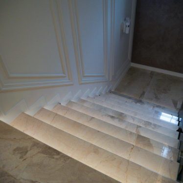 Ghidul Stona pentru placarea scărilor cu piatră naturală – durabilitate, siguranță și eleganță în arhitectură